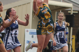 15&u-gf-allansford-v-old-collegians-21.jpg