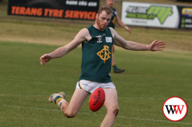 footy—-old-collegains-v-kolora-noorat-4.jpg