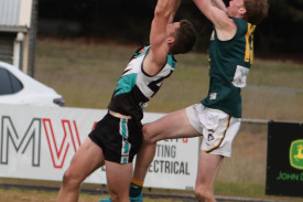 footy—-old-collegains-v-kolora-noorat-7.jpg