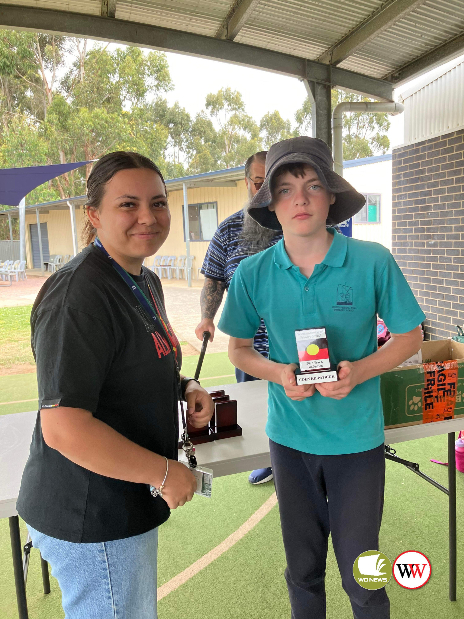 Jenaya Miller presents Coen Kilpatrick with his year six award. 2023E