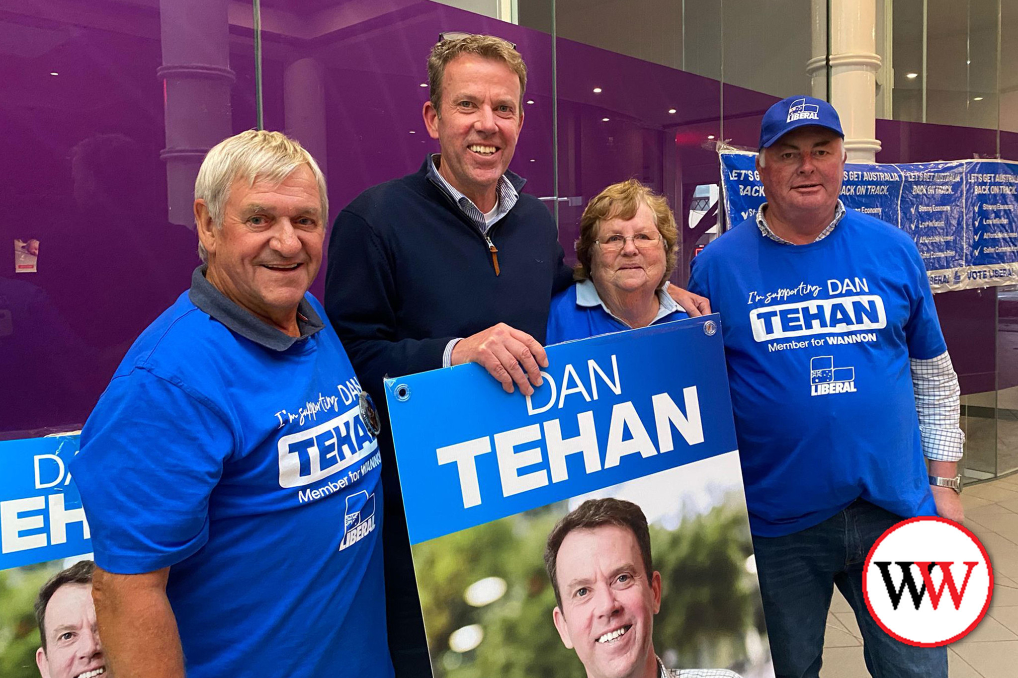 Dan Tehan with some of the volunteers at Warrnambool.